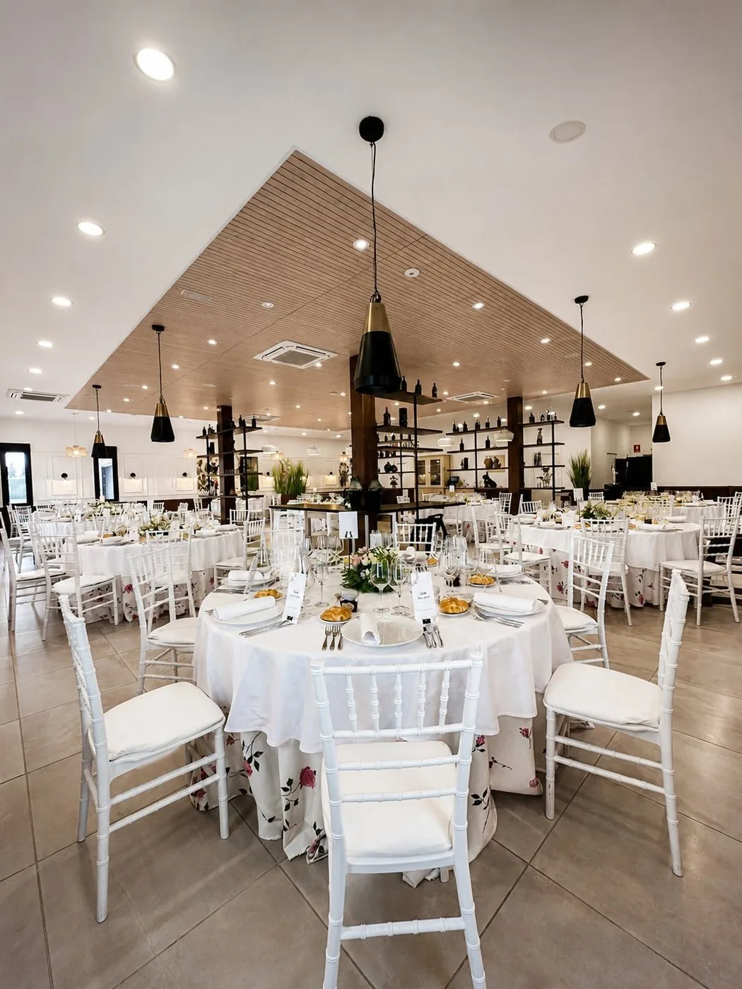 Banquete de boda montado en el salón interior de Bodega Latarce