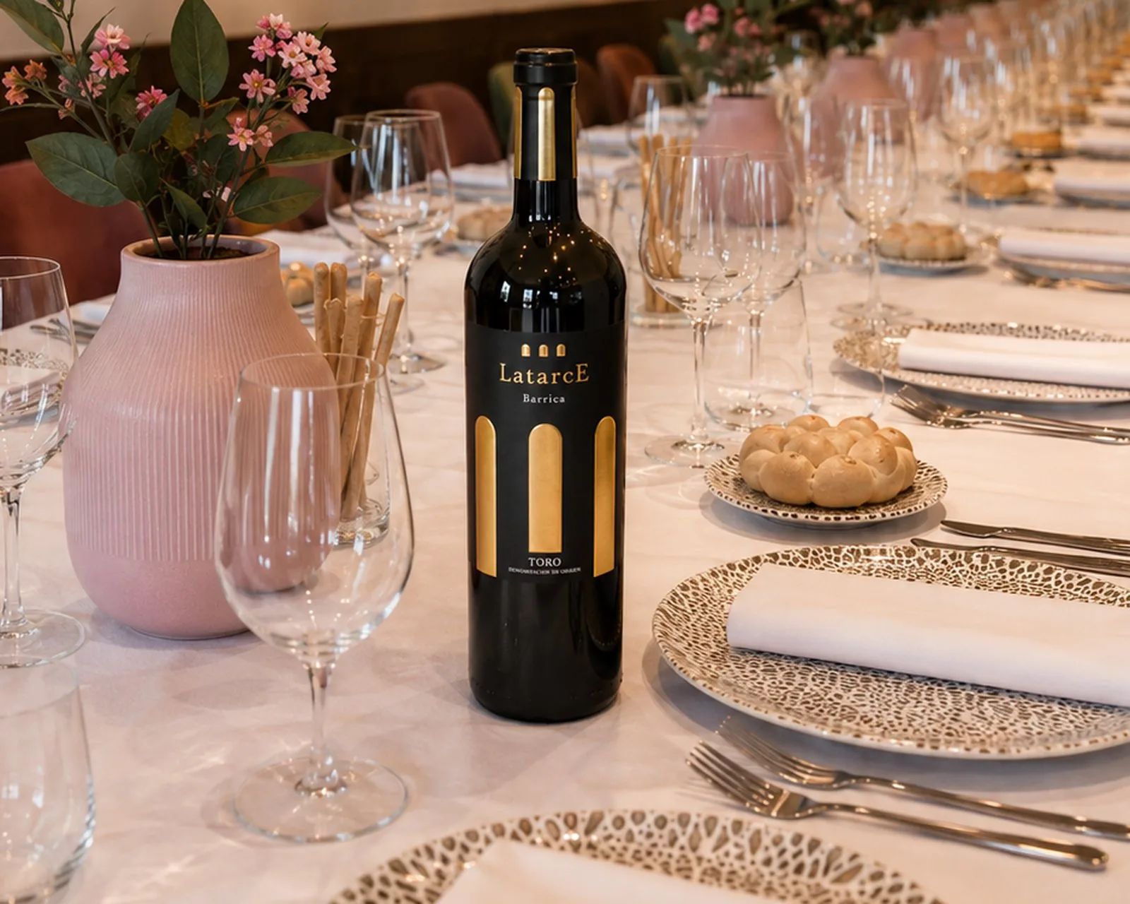 Selección de vinos de Bodega Latarce servida en el restaurante
