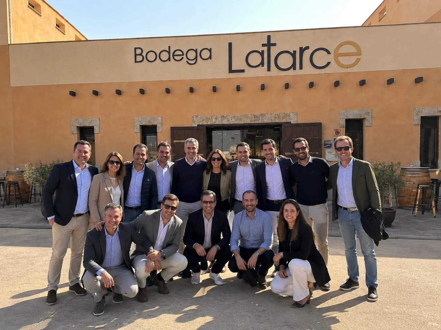Equipo de una empresa a la entrada de Bodega Latarce, en Toro, durante su jornada en la bodega