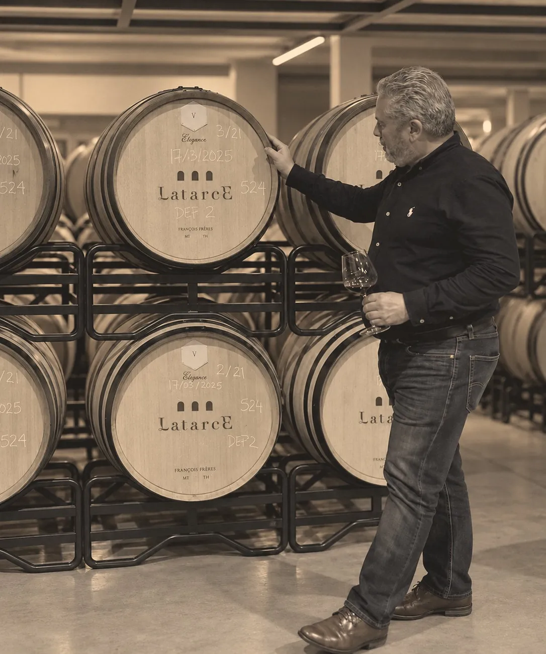 Eladio San José en la sala de barricas de Bodega Latarce