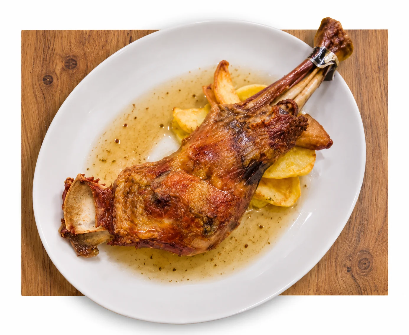 Agneau de lait rôti aux pommes de terre, servi au restaurant Latarce
