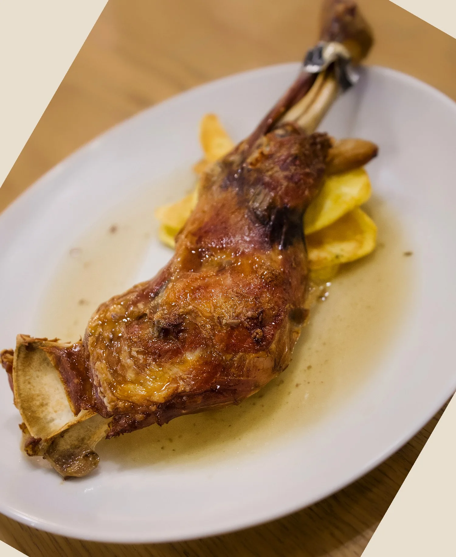 Paletilla de lechazo asado, especialidad del restaurante Latarce