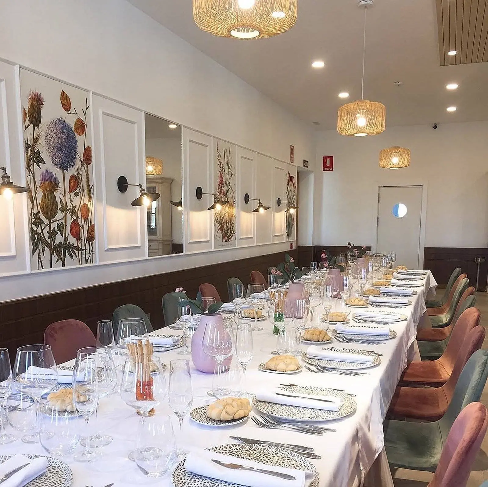 Mesa imperial montada en el salón del restaurante de Bodega Latarce